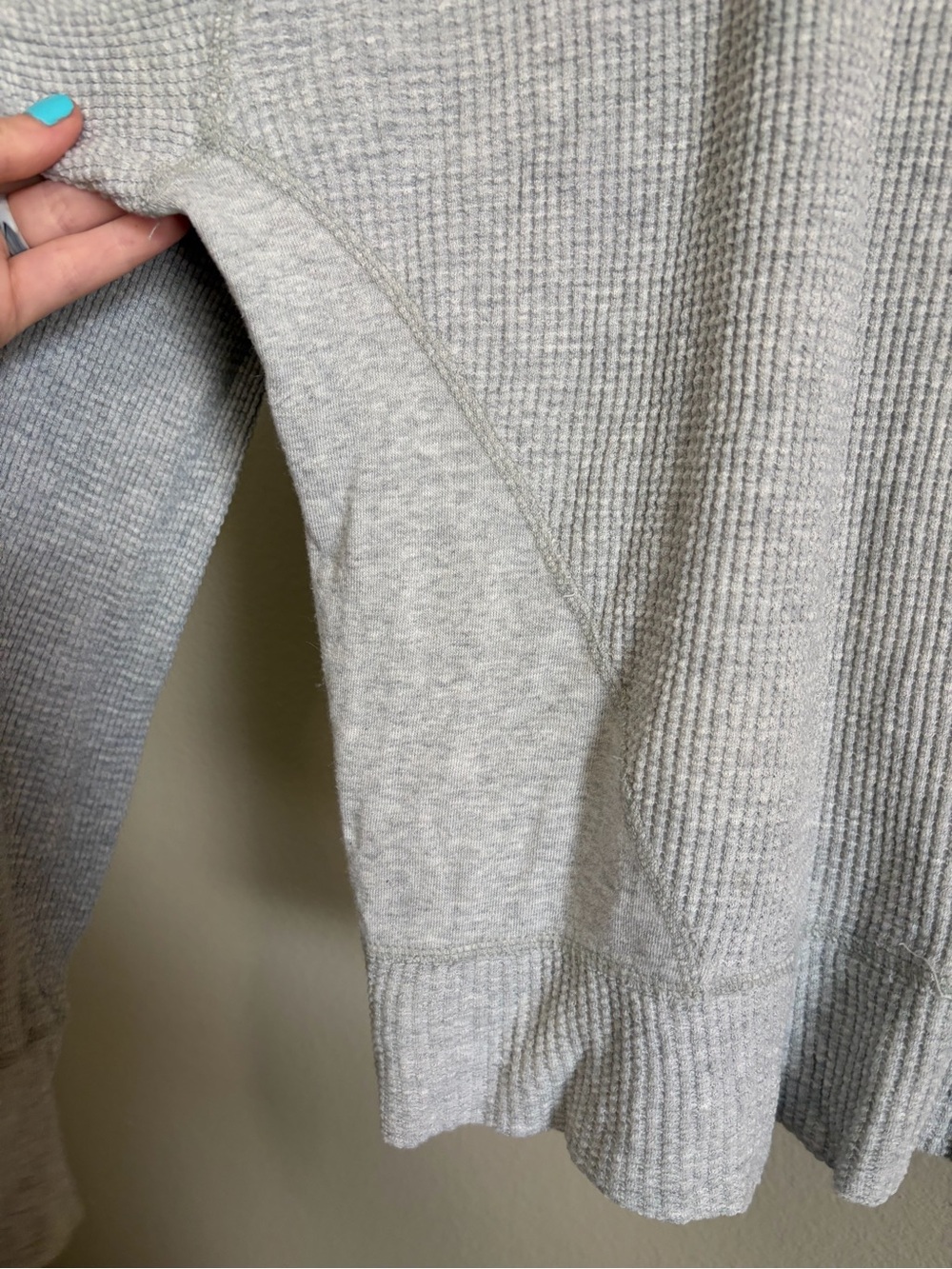 Offline By Aerie Wow! Waffle Knit Oversized V-neck long sleeve top light gray - Picture 3 of 5